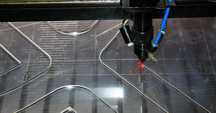 Лазерная резка обеспечивает максимально точные и резкие контуры изображения, что особенно важно для сложных логотипов и мелких деталей. Фрезерная обработка создает более мягкие световые переходы и плавные тени.