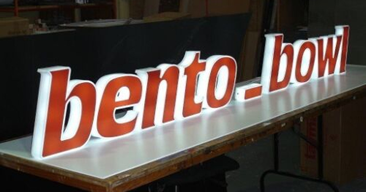 Высота и ширина букв важна для их видимости и восприятия. Например, световые буквы высотой 30–50 см хорошо видны с расстояния до 100 метров. Поэтому при выборе размера конструкции надо учитывать, с какой точки на нее будут смотреть. 