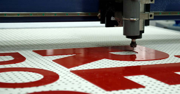 Лазерная резка обеспечивает более гладкий и ровный край, особенно для оргстекла и металла, а фрезеровка может требовать дополнительной обработки для удаления заусенцев и неровностей.