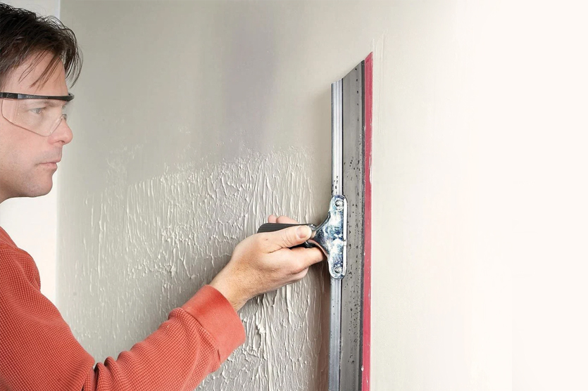 Для надежного крепления плоских букв необходима тщательная подготовка поверхности. Неподготовленные стены – пористые, глянцевые или деформирующиеся - приводят к перекосам или отклеиванию. Проблемы создают влажные и рельефные поверхности, которые ухудшают сцепление и плотность прилегания.