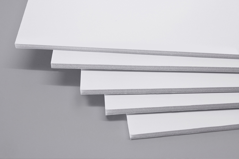 Корпус светодиодного короба изготавливают из ПВХ пластика. Лицевую поверхность делают из композита, в котором фрезеруются отверстия под светодиоды. После установки их подключают к питанию и тестируют.