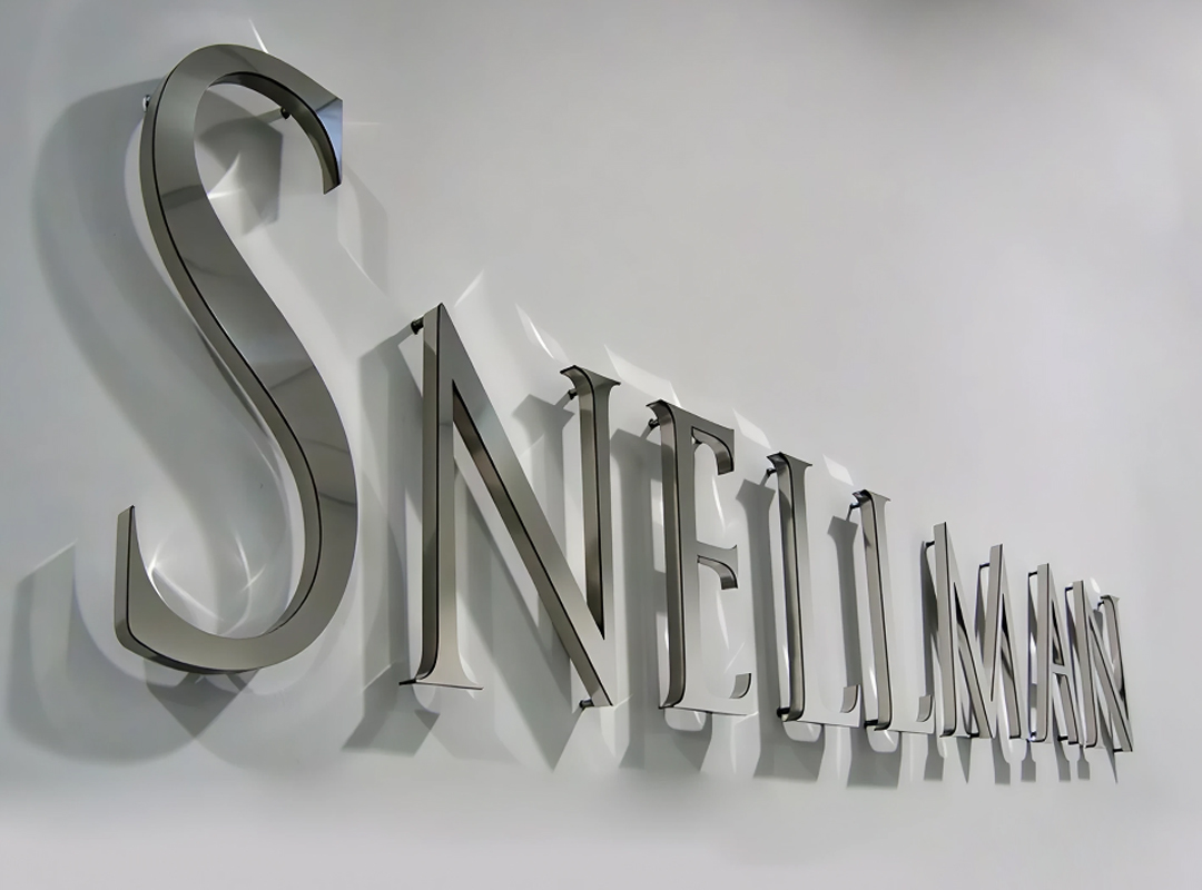 При установке 2D-акриловых букв на дистанционные держатели создается эффект «парящей» вывески. Зазор между буквой и стеной может быть от 1,5 до 3 см. Зазор 1,5 см до 2 см создает более деликатный и близкий к стене эффект, а у зазора от 2 до 3 см более выраженный объем.