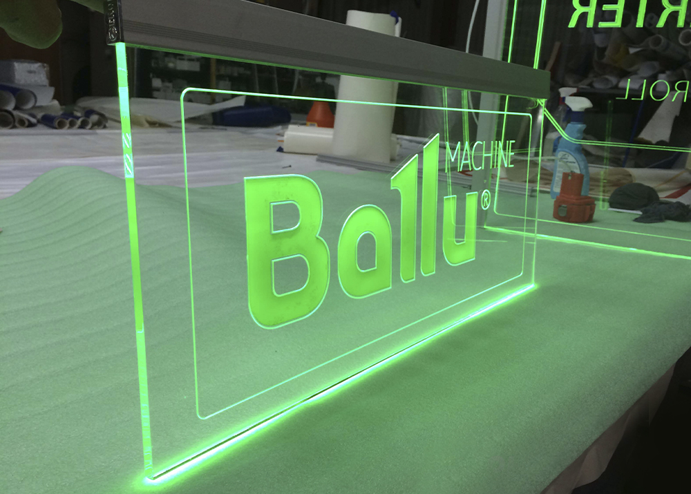 Качество монтажа световых панелей зависит от состояния поверхности, на которую они устанавливают. Основание должно быть ровным, прочным и устойчивым, с максимально допустимым перепадом не более 2 мм на квадратный метр. Любые неровности или перекосы поверхности могут привести к неравномерному распределению нагрузки.