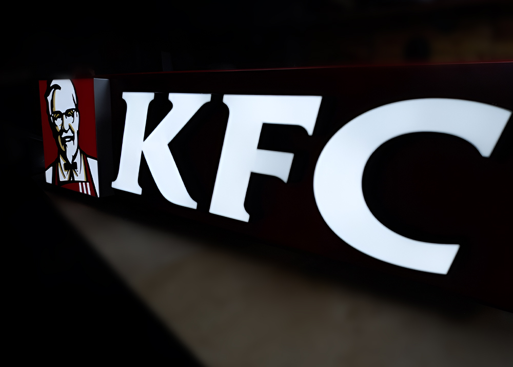 Для подсветки лайтбоксов используют светодиодные кластеры с линзами, которые защищают пиксели от влаги и пыли. Такие лампы отличаются энергоэффективностью. Один кв.м. подсветки короба потребляет всего 35 Вт. Электролюминесцентные лампы еще применяются в ситилайтах. Их энергопотребление составляет 120 Вт на 1 кв.м.