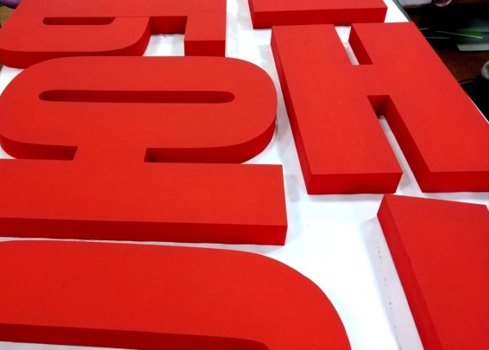 Пенопласт для объемных букв обрабатывают огнезащитными составами — обычный пенополистирол горюч, но при пропитке антипиренами материал становится самозатухающим и соответствует нормам пожарной безопасности.