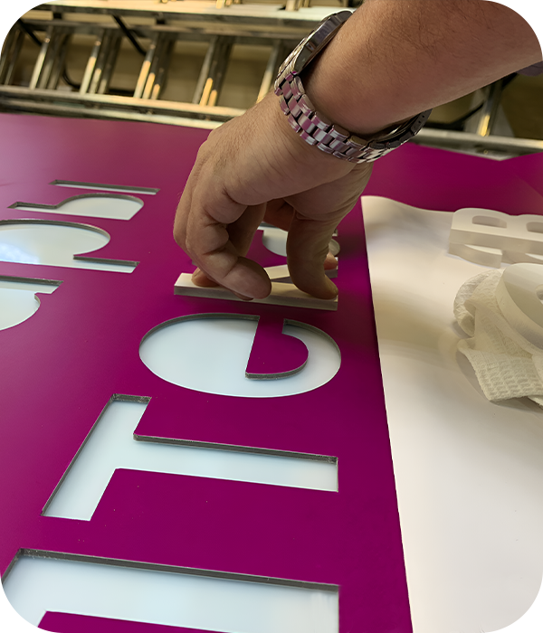 Изготовление световых коробов с фрезеровкой