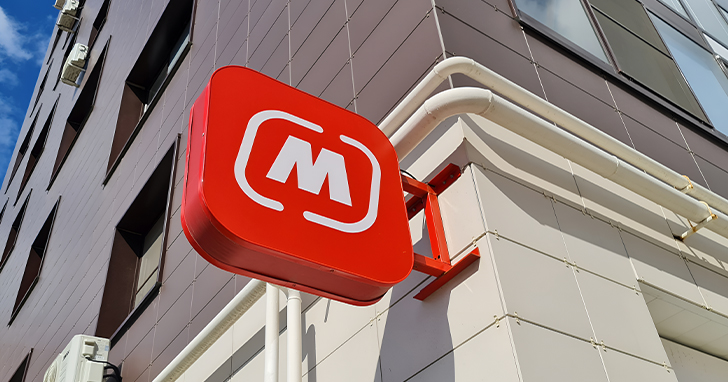 Панель-кронштейн выступает за фасад здания, обеспечивая отличный обзор пешеходам и водителям. Чаще всего такие вывески делают двусторонними и размещают вдоль оживленных дорог, что многократно увеличивает охват аудитории.