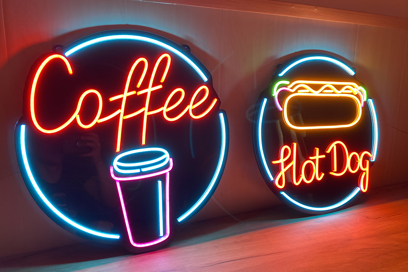 Из неоновой трубки или стеклянного неона изготавливают логотипы, рекламные и интерьерные надписи, картины, инсталляции, комбинации картинки и текста. Для вывесок из гибкого неона доступно 13 цветов и полноцветный RGB неон, а также управляемый Smart неон. 