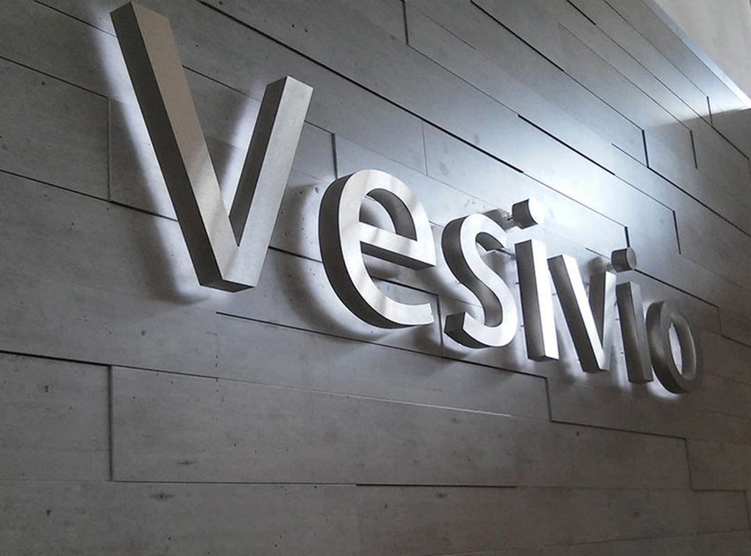 Алюминий — пластичный металл, который легко поддается резке, фрезеровке и гибке. Из него можно создавать детализированные элементы сложной формы, использовать любые шрифты и окраску в разные цвета. Алюминий устойчив к коррозии, и конструкции из этого металла служат долгие годы, сохраняя внешний вид.