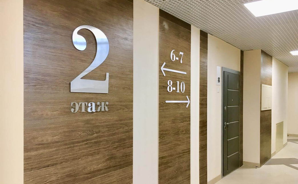 Подготовка к производству включает создание схемы монтажа, плана размещения дополнительной подсветки, расчет бюджета и изготовление тестовых образцов для показа клиенту. Дизайн может быть доработан по требованию технологов.