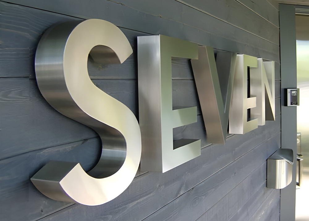 Если конструкция из металлических объемных букв в Мурманске не нарушает технических требований, которые предъявляют власти, ей не нужно согласование. Это касается размера и расположения вывески на фасаде. В других населенных пунктах вывеску надо согласовать по подготовленному проекту.