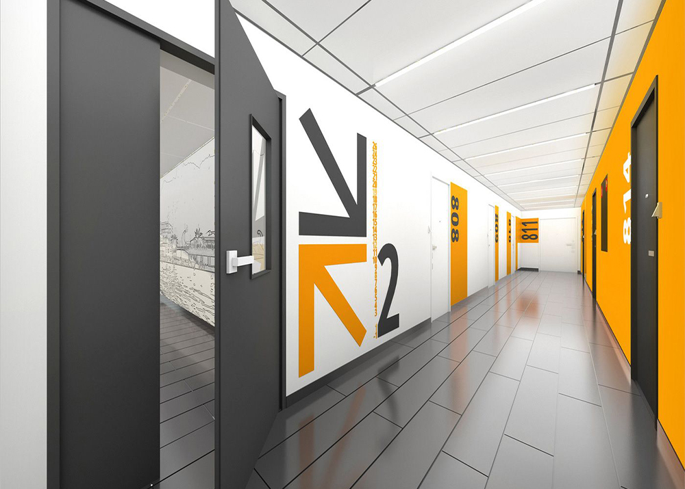 Для крепления элементов навигации используют анкера, кронштейны, подставки и клейкую ленту. Монтаж производят последовательно по подготовленному плану. Если на объекте происходят изменения, то  производитель корректирует проект навигации согласно этим изменениям.