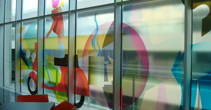 УФ-чернила полимеризуются мгновенно, создавая эластичный слой. Поэтому пленку с печатью можно гнуть, скручивать и наносить на сложные поверхности без риска повреждения изображения. Технология позволяет быстро выполнять заказы — в течение 24-48 часов.