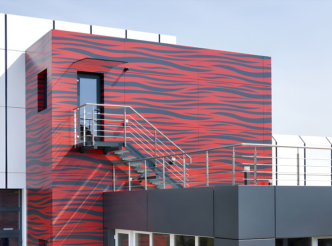 При разработке дизайна учитывайте размер графических элементов. Слишком мелкие детали — тоньше 0,3 мм и шрифты менее 5–6 pt могут потерять четкость. Для сложных логотипов заранее согласуйте минимально допустимый масштаб.