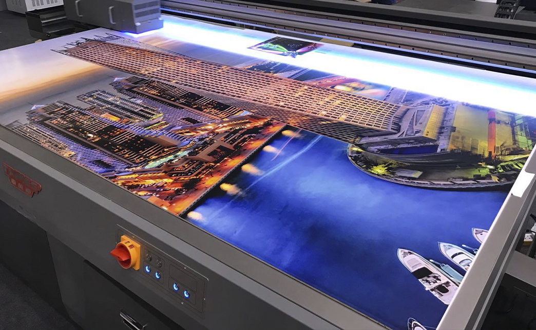 Многие компании предлагают дополнительные услуги после нанесения изображения: ламинирование, нарезку. Они позволяют улучшить качество готовой продукции и увеличить срок ее службы.