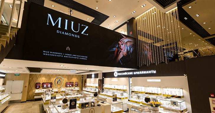 Расстояние между центрами соседних пикселей напрямую определяет четкость картинки. Меньший шаг (например, P4 вместо P10) дает более высокое разрешение и детализацию. Выбор зависит от дистанции просмотра: для пешеходных зон нужен малый шаг, для магистралей — больше.